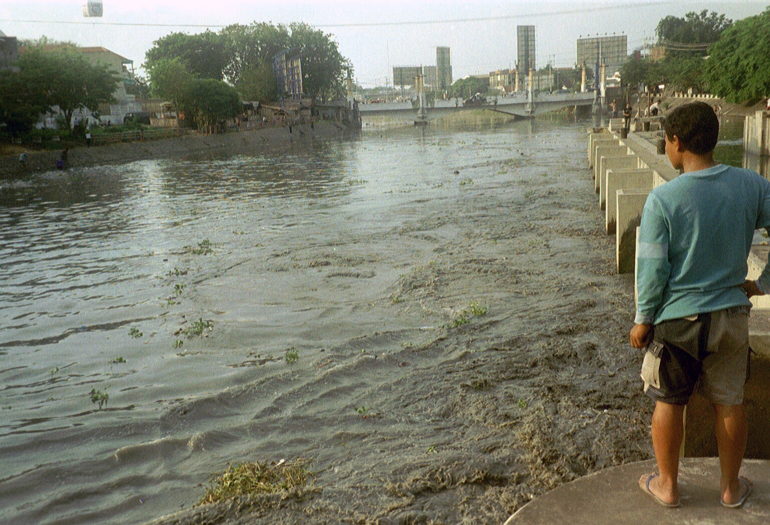 Flushing of banjir canal Surabaya
